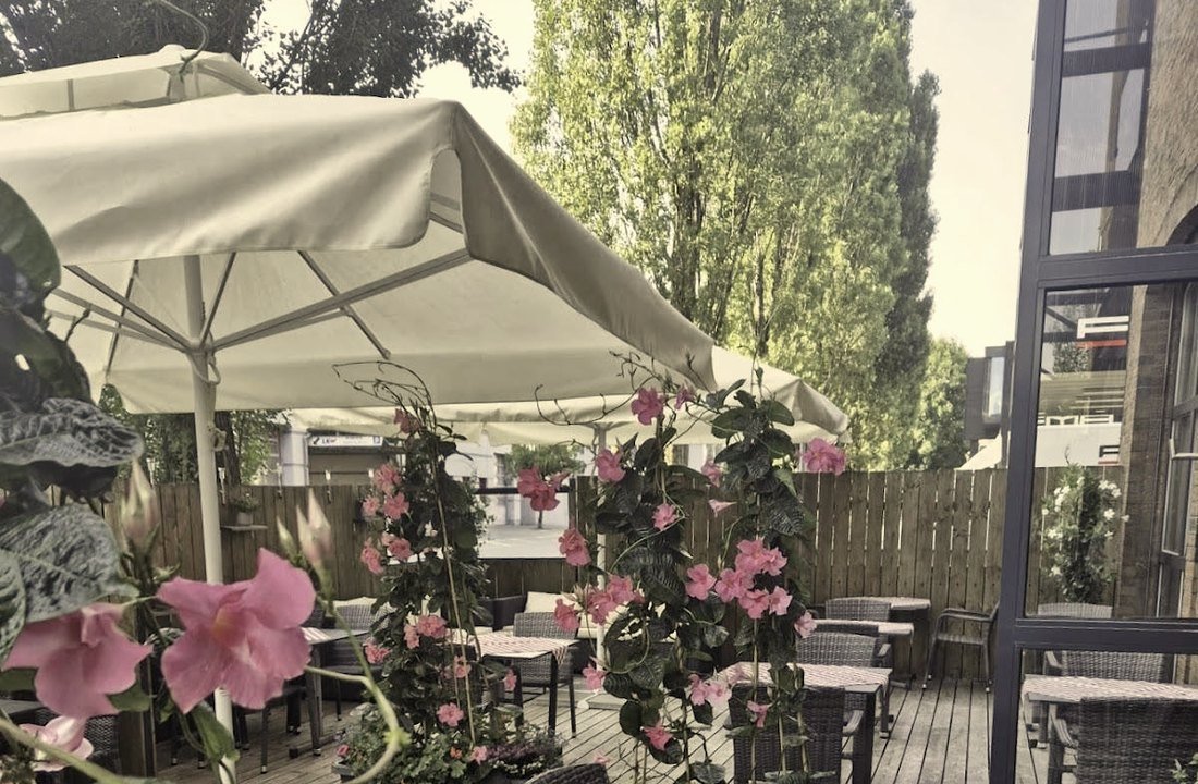 Sonnige Terrasse des Ristorante Rossano
